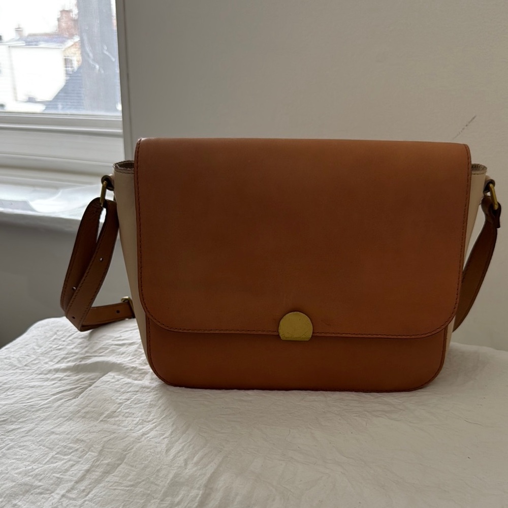 Elegant Tan Leather Shoulder Bag